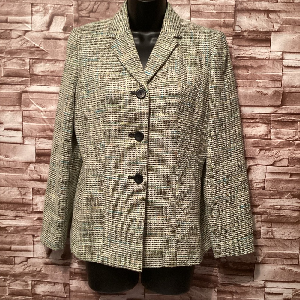 Chic Tweed Blazer with Black Buttons